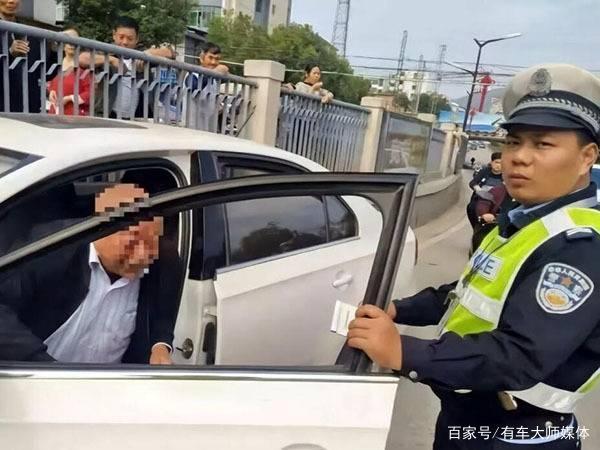 喝酒开车被交警抓到怎么处理_轻微事故交警处理流程_驾驶证在交警队处理事故能开车吗
