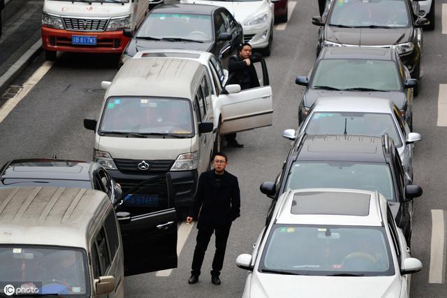 驾驶机动车在道路上发生交通事故要立即_驾驶机动车发生事故怎么处理_驾驶机动车在山区道路超车时